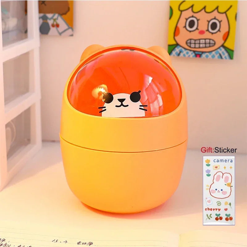 Corbeille à Papier Mini Mignonne Kawaii de Bureau Maison Créative avec Couvercle Boîte de Rangement de Bureau pour Chambre Porte-Stylo avec Autocollant Offert